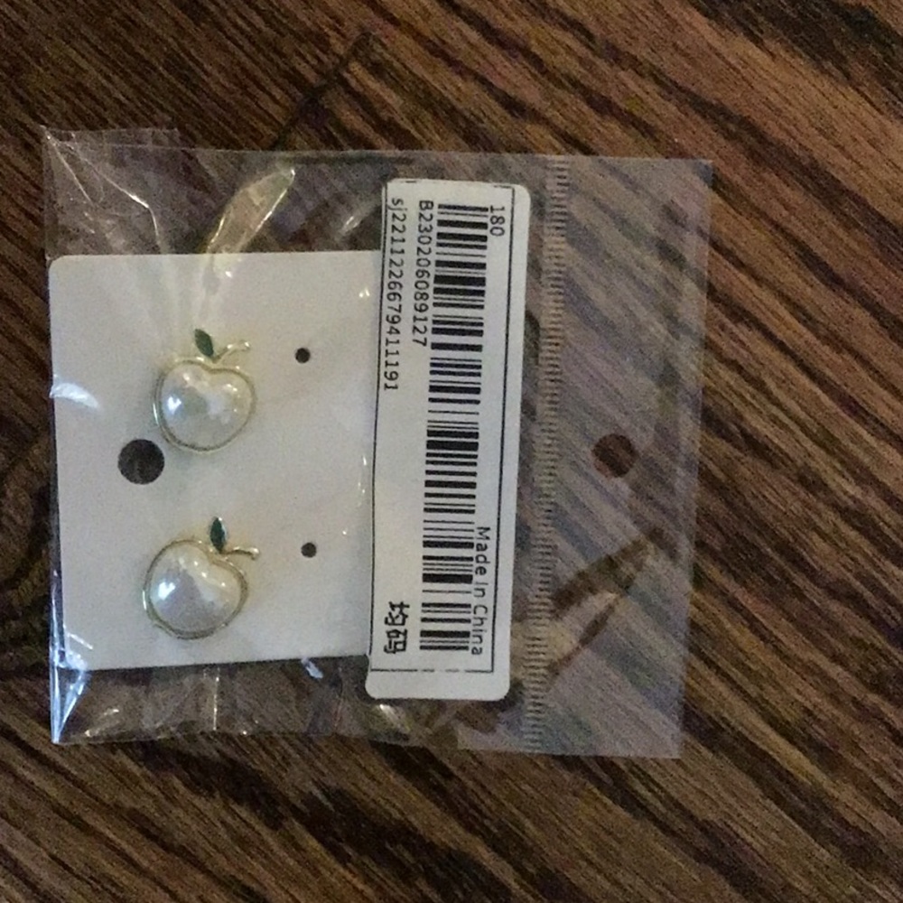 Apple Pearl earrings